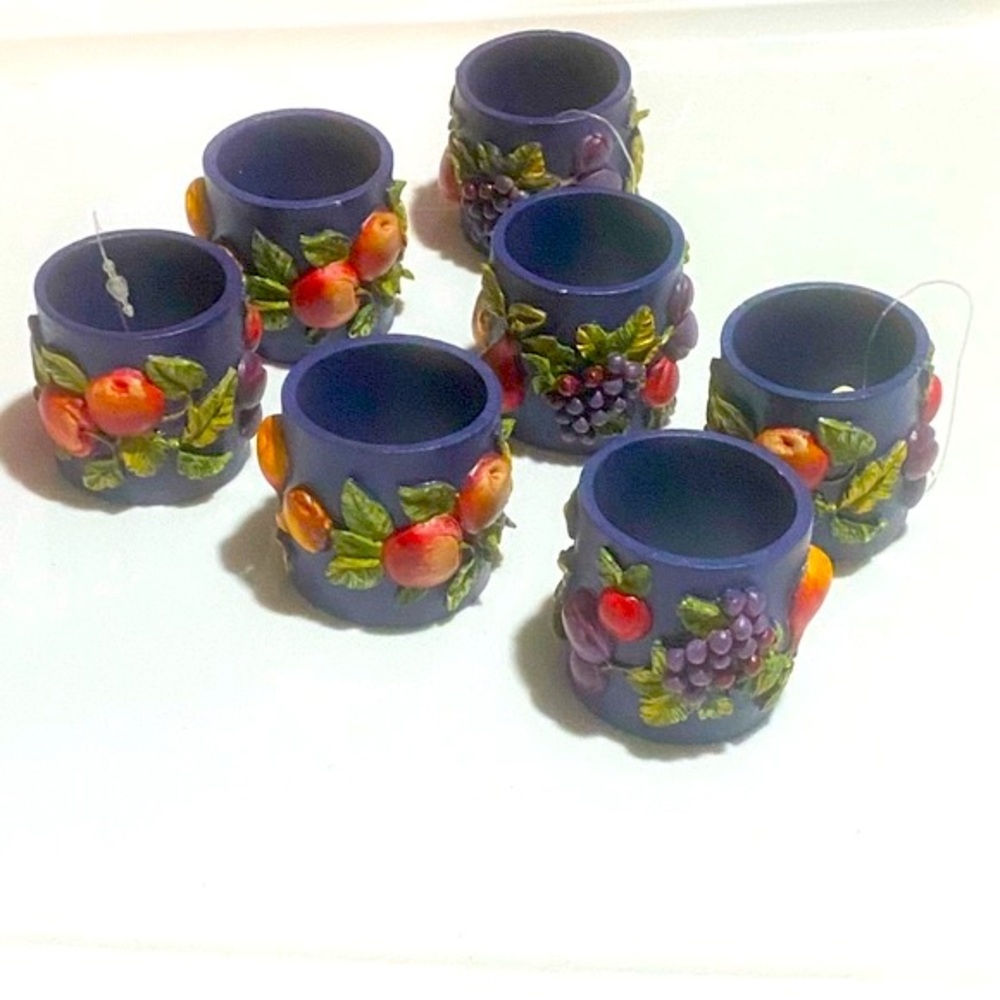 NWOT Navy with Fruit Design Napkin Ring Holders with White Napkins